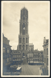 606120 Gezicht op de Domtoren te Utrecht, met op de voorgrond de Mariaplaats.